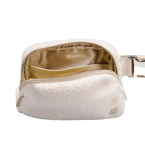 Lululemon Everywhere Belt Bag Sherpa - Picture 3 of 14